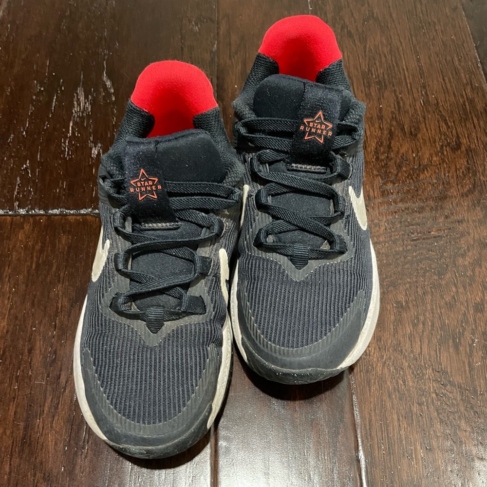 Nike Black and Red Sneakers Modern Athletic Design